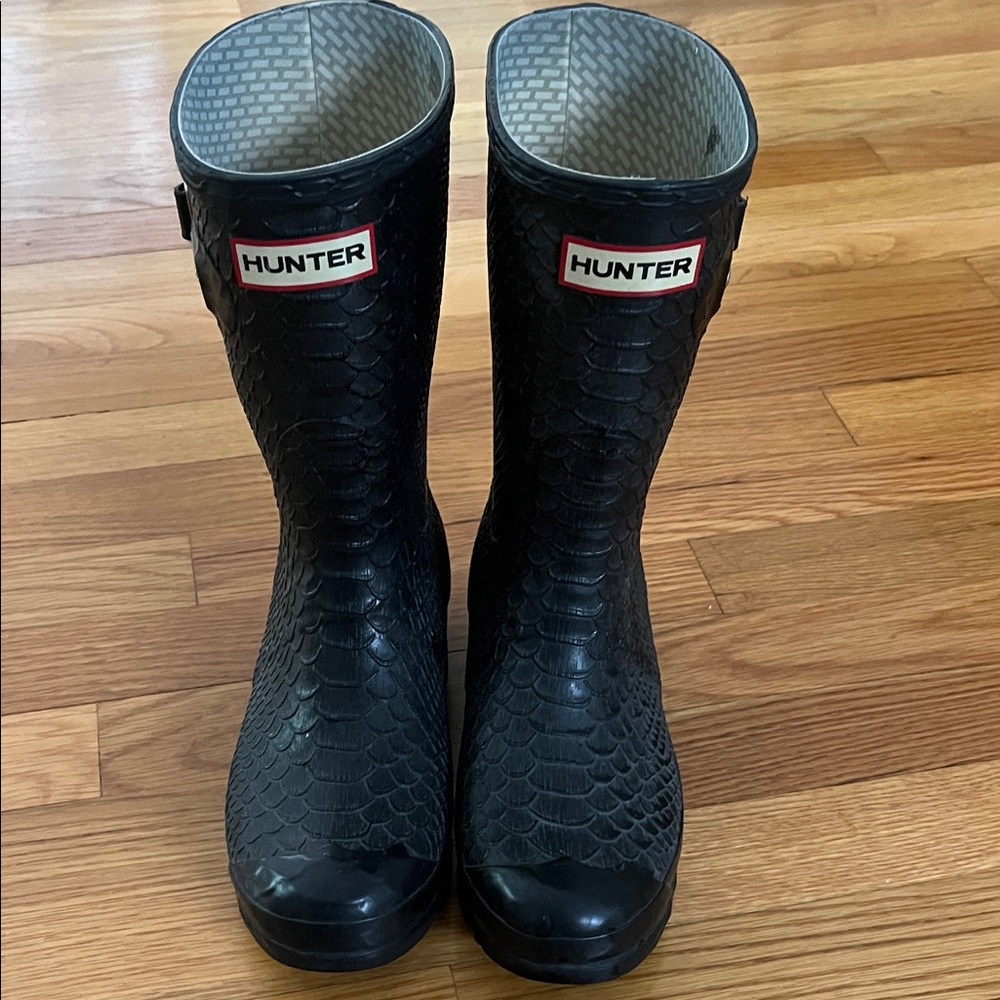 Hunter skate skin textured short boots
